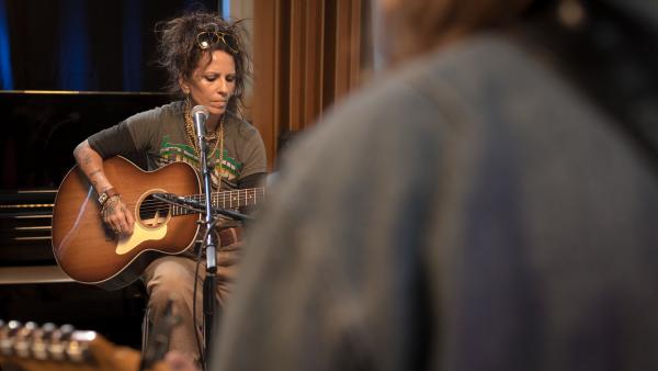 LINDA PERRY TWO SHOT PERFORMING IN STUDIO